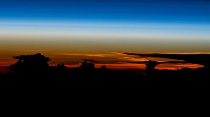 ISS: Kurz vor Sonnenaufgang