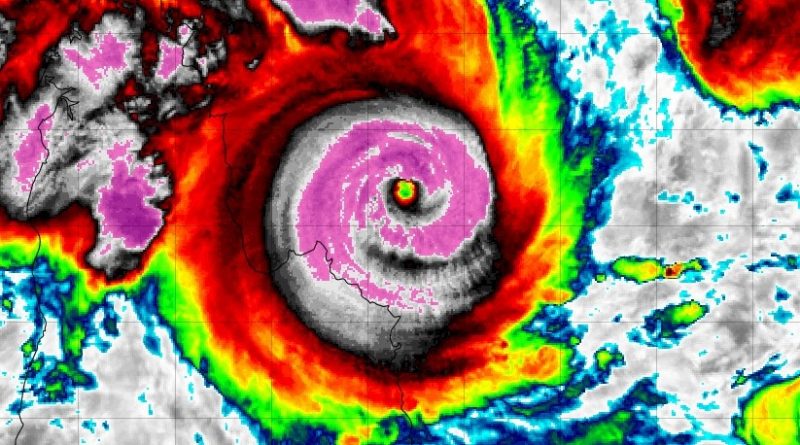 Zyklon NARELLE trifft Australien